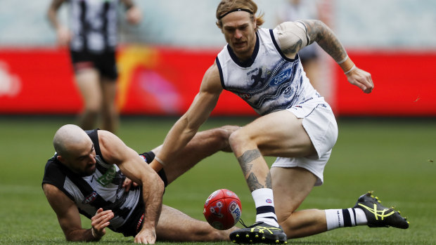 Steele Sidebottom and Tom Stewart compete for possession at the MCG.