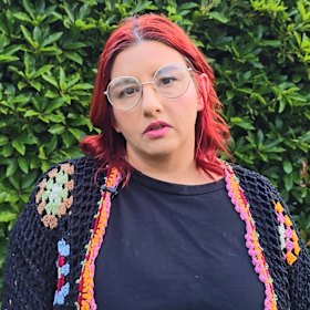 Lily Parmenter falando no 20º aniversário do desaparecimento de sua mãe Katie O'Shea.