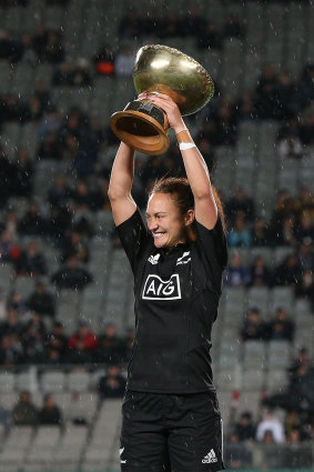 New Zealand captain Les Elder with an all-too common sight when it comes to women's rugby.