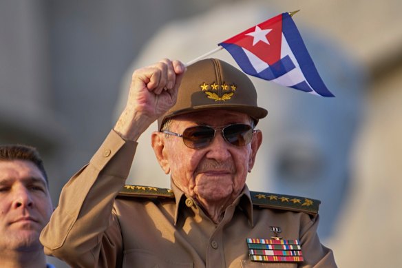 Raul Castro sventola una bandiera nazionale cubana durante la parata del Primo Maggio in Piazza della Rivoluzione a L'Avana il 1 maggio 2025.