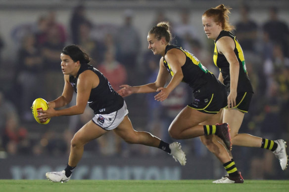 Carlton's Madison Prespakis breaks away from the pack at Ikon Park on Friday night.