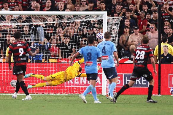 Calem Nieuwenhof (28) scores from distance against Sydney FC.