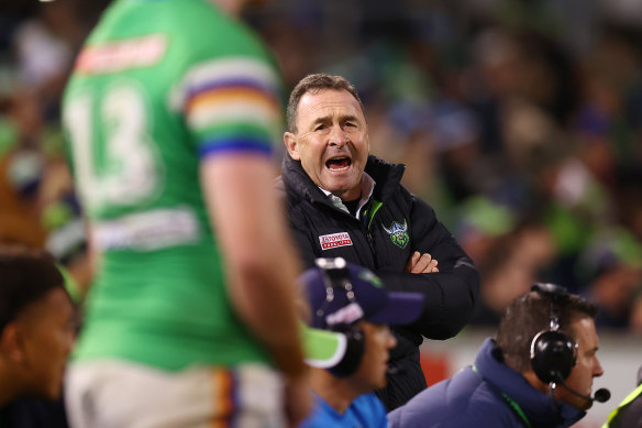Ricky Stuart has re-signed with the Raiders.