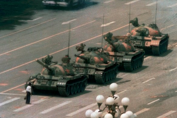 L'immagine iconica di un uomo in piedi davanti ai carri armati durante la protesta di Tiananmen del 1989 a Pechino.