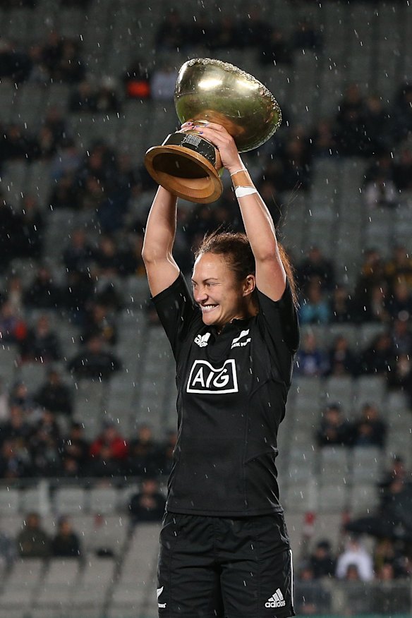 New Zealand captain Les Elder with an all-too common sight when it comes to women's rugby.