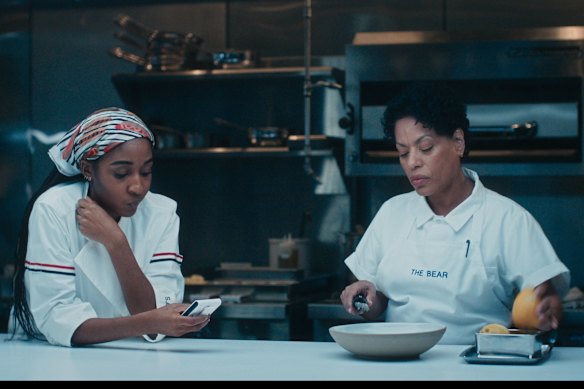 Ayo Edebiri as Sydney Adamu and Liza Colon-Zayas as Tina in The Bear.