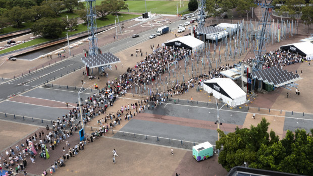 Thousands of Sydney fans queue for Taylor Swift merchandise