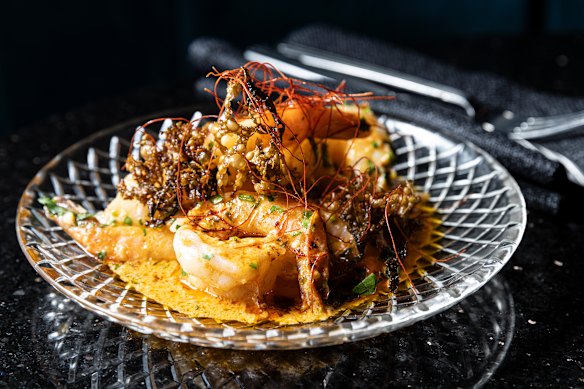 Chuletas de camarón con ajo y mantequilla de chile.