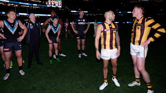 Power coach Ken Hinkley interacts with Hawks skipper James Sicily in a dramatic conclusion to the sides’ semi-final clash.