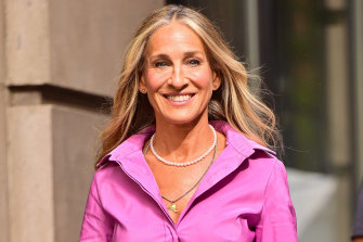 Sarah Jessica Parker wearing a pearl necklace on location for And Just Like That... the Sex and the City follow up.
