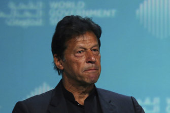 Existe la preocupación de que una prueba positiva de Imran Khan después de recibir la vacuna pueda evitar que otras personas la reciban.