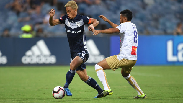Keisuke Honda of the Victory (left) and Jair of the Jets compete for the  ball.