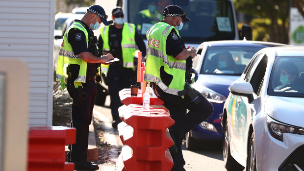 Queensland police officers stopping cars at the Griffith Street border checkpoint in Coolangatta last month. (File image)