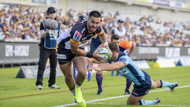 Tom Wright touches down for the Brumbies.
