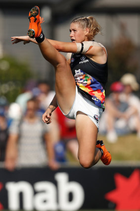 The now-famous image of Tayla Harris in action for Carlton.