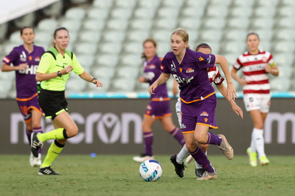 Hana Lowry of Perth Glory on the run against Western Sydney Wanderers on Sunday.