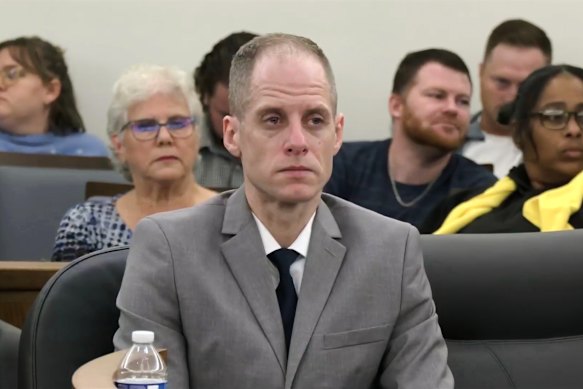 Caleb Flynn ha lottato per mantenere la calma mentre il giudice leggeva i verdetti di colpevolezza per omicidio, aggressione criminale e manomissione delle prove.