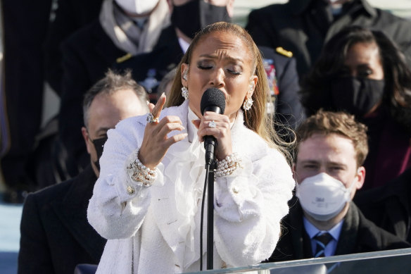 Jennifer Lopez singingat the inauguration. 