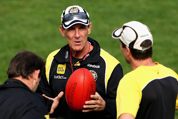Terry Wallace (centre) speaks to assistant coach Wayne Campbell (right) at a Richmond training session in 2009.