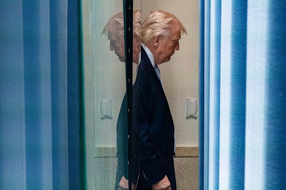 Lunedì Donald Trump lascia la sala stampa della Casa Bianca.