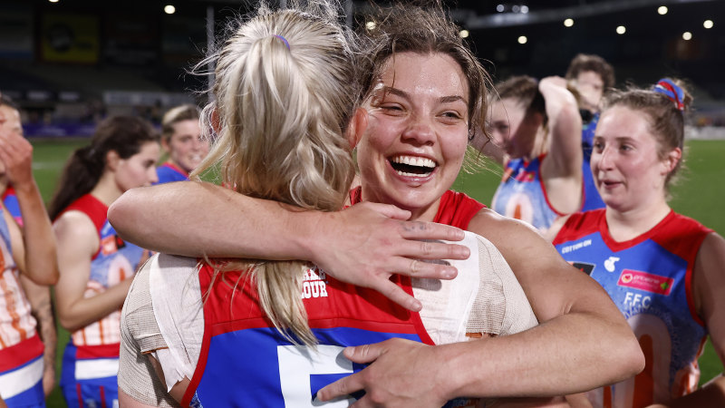 Dogs win AFLW arm wrestle over Dockers