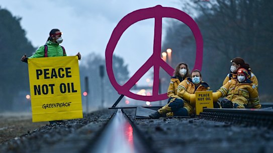 Greenpeace activists protesting against oil imports from Russia and the indirect financing of Putin’s war in Ukraine.