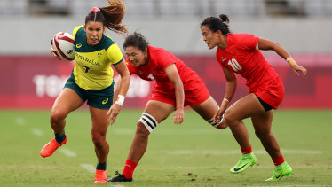 Charlotte Caslick bursts past the China defence.