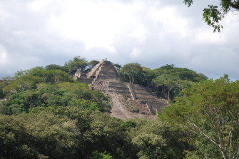 Toniná, Meksika'daki Akropolis'in 5. terasında bir Maya piramidi.