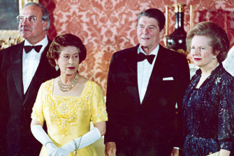Margaret Thatcher, 1984 yılında Kraliçe Helmut Kohl ve Ronald Reagan ile Buckingham Sarayı'nda resmedildi.