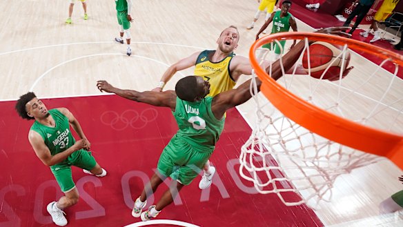 Joe Ingles drives to the hoop against Nigeria.