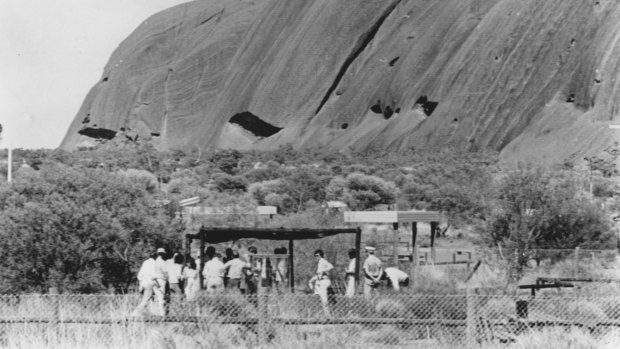 In century heat the 1981 Azaria Chamberlain inquest takes place under shade where the Chamberlains camped. In the foreground is the newly constructed dingo fence.