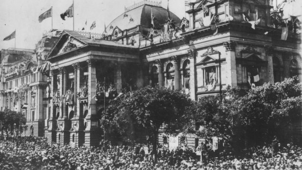 Crowds celebrate the armistice outside the Town Hall on Swanston Street.