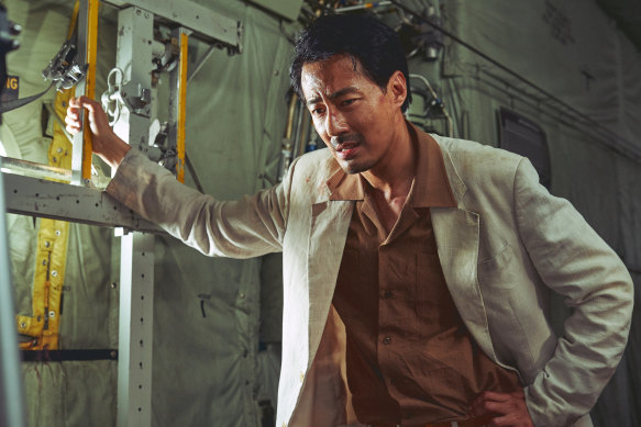 Zo In-sung as intelligence officer Kang in Escape from Mogadishu.
