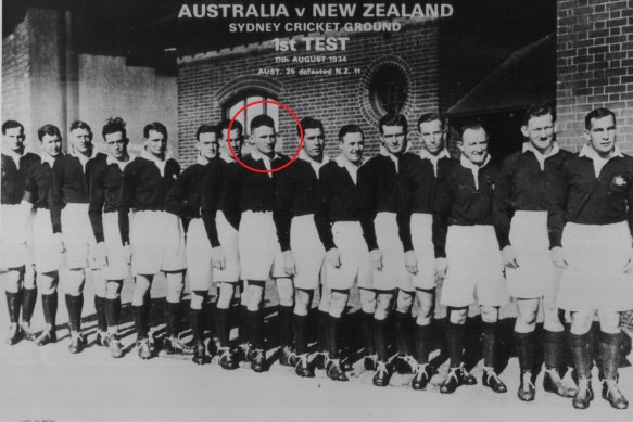 Vince Bermingham (circled) with the 1934 Wallabies, who won the Bledisloe Cup. Weary Dunlop is far left.