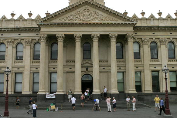 Voters streaming into South Melbourne Town Hall on a previous council election day. 