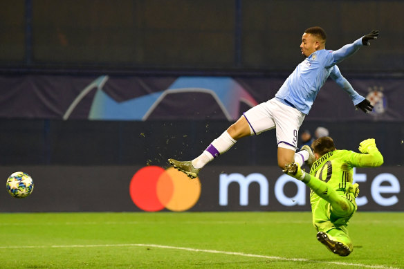 Gabriel Jesus spectacularly scores Manchester City's third goal against Dinamo Zagreb.