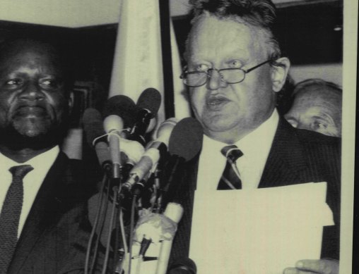 UN Special Representative for Namibia Martti Ahtisaari (R) in 1989.