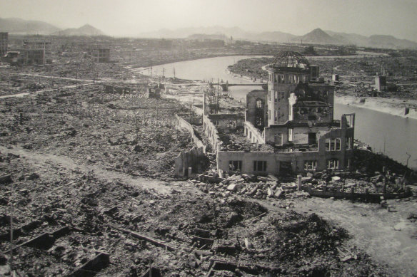 Hiroşima'nın yüzde altmışı yok edildi. 