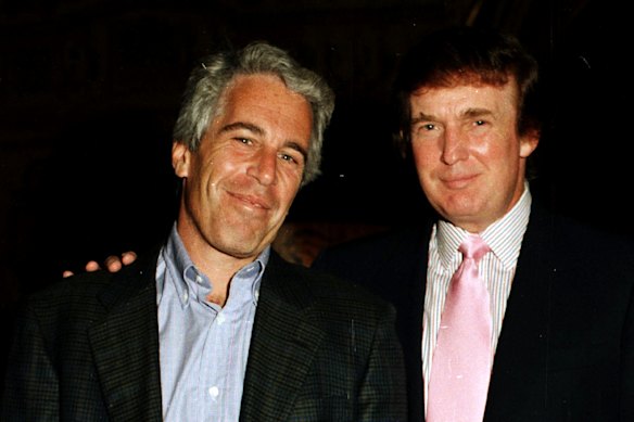 Jeffrey Epstein e Donald Trump em Mar-a-Lago, na Flórida, em 1997.