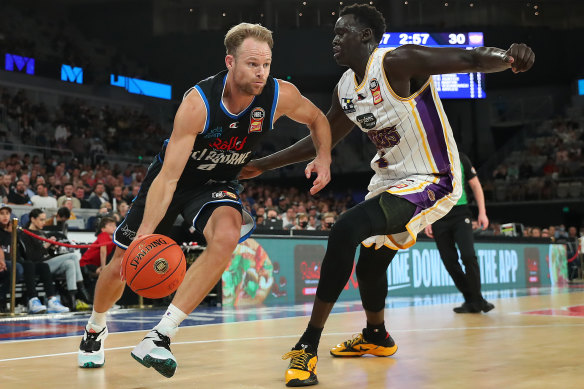 Brad Newley drives hard to the basket.