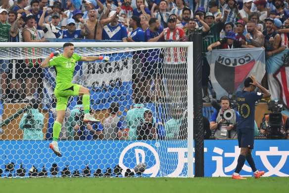 Emiliano Martinez celebrates saving a penalty during the shootout against France.