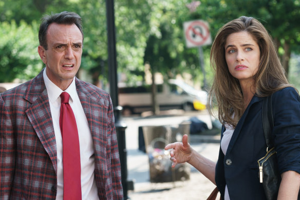 Hank Azaria and Amanda Peet in <i>Brockmire.