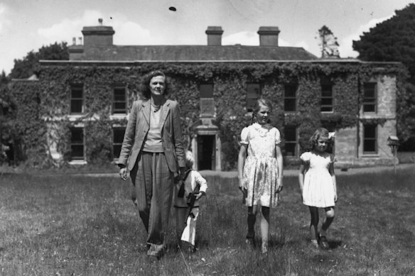 “We are at one”: Daphne du Maurier at Menabilly in 1944 with her children, Christian, Tessa and Flavia.