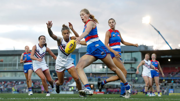 The Bulldogs’ Isabelle Pritchard gets a kick away against the Dockers at Whitten Oval on Tuesday evening.