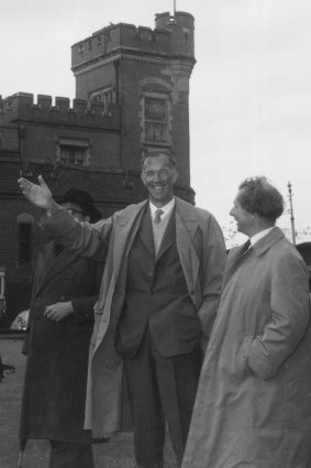 Joern Utzon inspects the Opera House site, 1 August 1957.