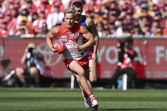 Isaac Heeney runs with the footy. He sat out most of the final term with a lower leg injury.