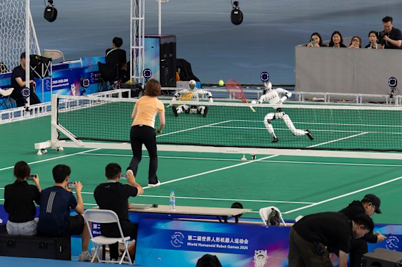 A humanoid robot developed by Galbot plays tennis against Chinese tennis star Zheng Jie at the games. 