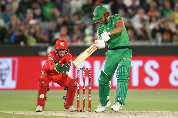 Marcus Stoinis belted an unbeaten 68 as the Melbourne Stars were far too strong for the Melbourne Renegades at the MCG on Saturday night.