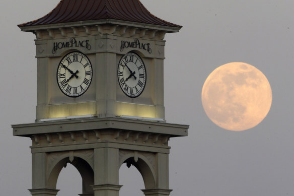NASA wants to come up with an out-of-this-world way to keep track of time, putting the moon on its own souped-up clock. 