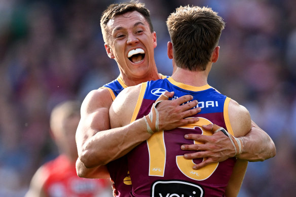 Hugh McCluggage (left) and Logan Morris embrace at the MCG.